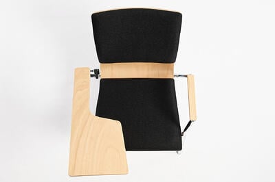 Polsterstühle mit Armlehnen und abnehmbarem klappbaren Schreibtablar